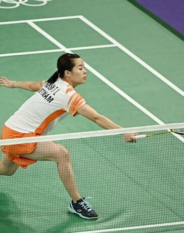 Nguyễn Thùy Linh trong trận thắng Tiffany Ho ở vòng bảng cầu lông đơn nữ Olympic Paris 2024, tại nhà thi đấu La Chapelle, Pháp ngày 29/7/2024. Ảnh: Reuters