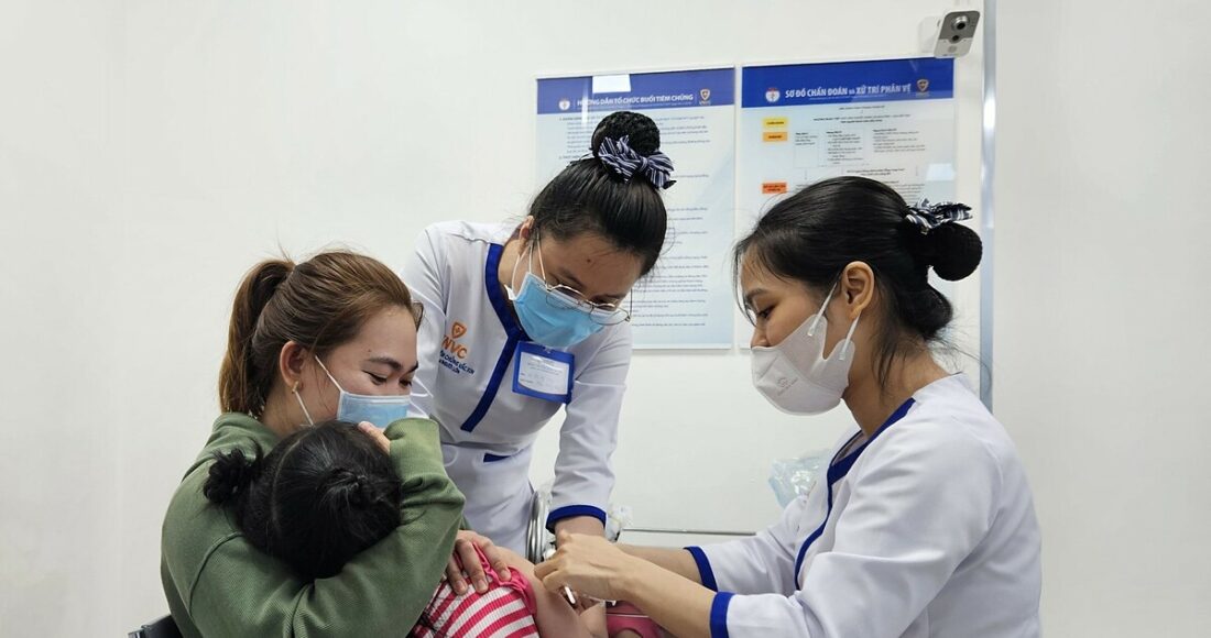 VNVC quận 12 ghi nhận nhiều phụ huynh tiêm vaccine ngừa sởi - quai bị - rubella cho con trước lịch hẹn sáng 15/8. Ảnh: Hoàng Thọ