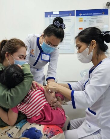 VNVC quận 12 ghi nhận nhiều phụ huynh tiêm vaccine ngừa sởi - quai bị - rubella cho con trước lịch hẹn sáng 15/8. Ảnh: Hoàng Thọ