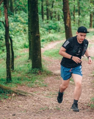 Một runner tập trên cung đường dốc vừa phải ở Sóc Sơn, Hà Nội. Ảnh: Hanoinromeyes