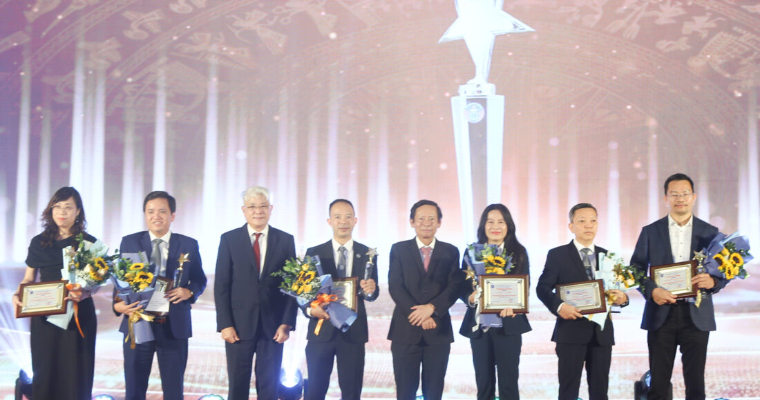 Đại diện các tổ chức hành nghề luật sư tiêu biểu được vinh danh. Ảnh: Liên đoàn luật sư Việt Nam