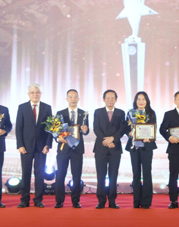 Đại diện các tổ chức hành nghề luật sư tiêu biểu được vinh danh. Ảnh: Liên đoàn luật sư Việt Nam