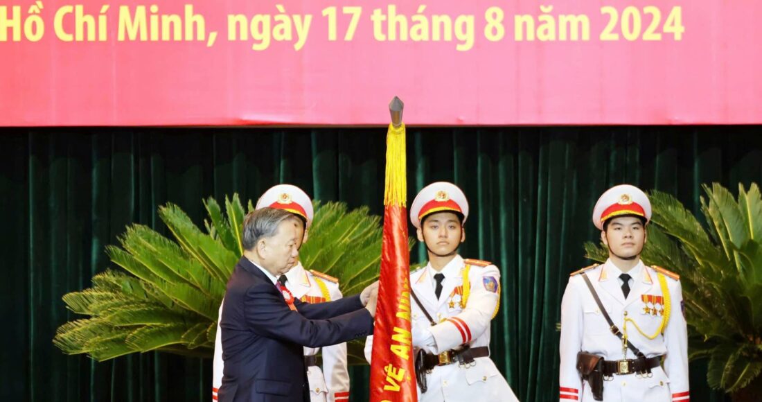 Tổng Bí thư, Chủ tịch nước Tô Lâm gắn huân chương danh hiệu Anh hùng Lực lượng vũ trang nhân dân lên cờ truyền thống lực lượng Công an TP HCM. Ảnh: Quốc Thắng
