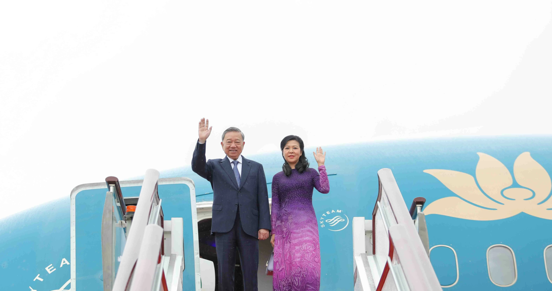 Tổng Bí thư, Chủ tịch nước Tô Lâm và phu nhân tại sân bay quốc tế Bạch Vân, thành phố Quảng Châu, tỉnh Quảng Đông sáng 18/8. Ảnh: Báo Thế giới và Việt Nam