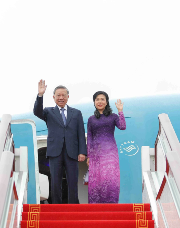 Tổng Bí thư, Chủ tịch nước Tô Lâm và phu nhân tại sân bay quốc tế Bạch Vân, thành phố Quảng Châu, tỉnh Quảng Đông sáng 18/8. Ảnh: Báo Thế giới và Việt Nam