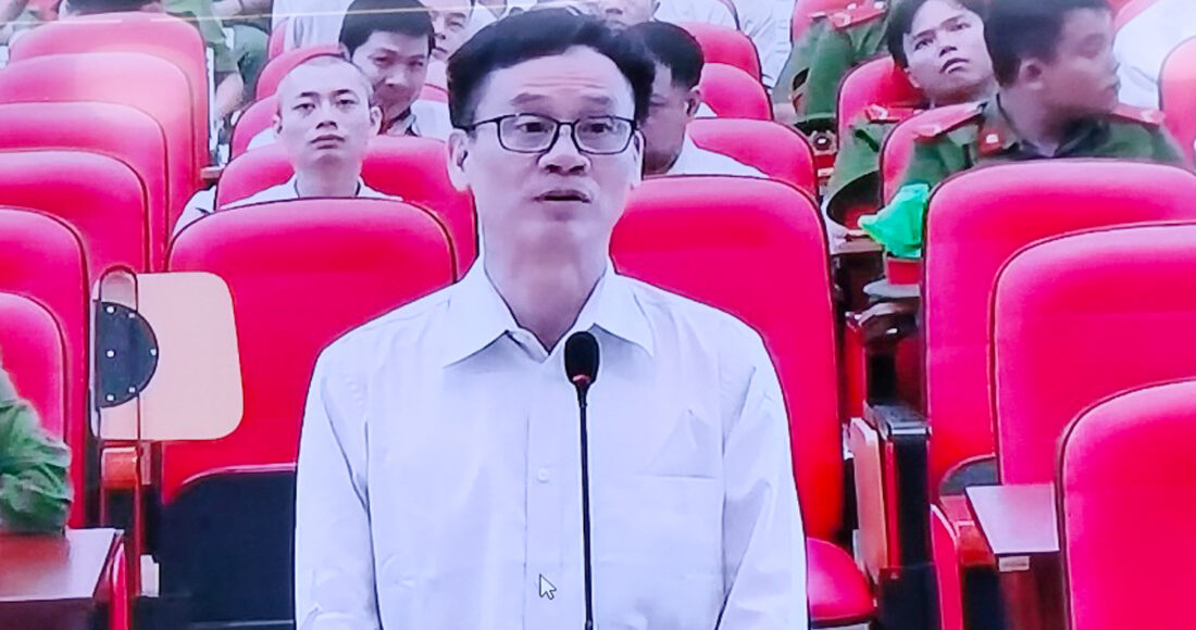 Ông Trần Kỳ Hình theo dõi phiên tòa qua màn hình tại điểm Trại tạm giam T30 sáng nay. Ảnh: Hải Duyên