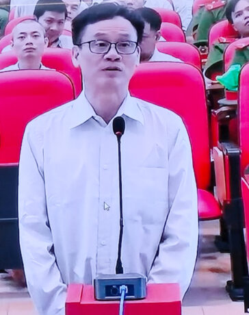 Ông Trần Kỳ Hình theo dõi phiên tòa qua màn hình tại điểm Trại tạm giam T30 sáng nay. Ảnh: Hải Duyên