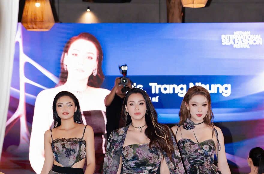 Trang Nhung (giữa) và các người mẫu giới thiệu một số mẫu trong bộ sưu tập mới tại sự kiện. Ảnh: Nhân vật cung cấp