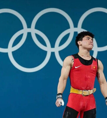Trịnh Văn Vinh buồn sau thất bại ở Olympic 2024, cử tạ hạng dưới 61kg nam, tại Pháp ngày 7/8/2024. Ảnh: Reuters