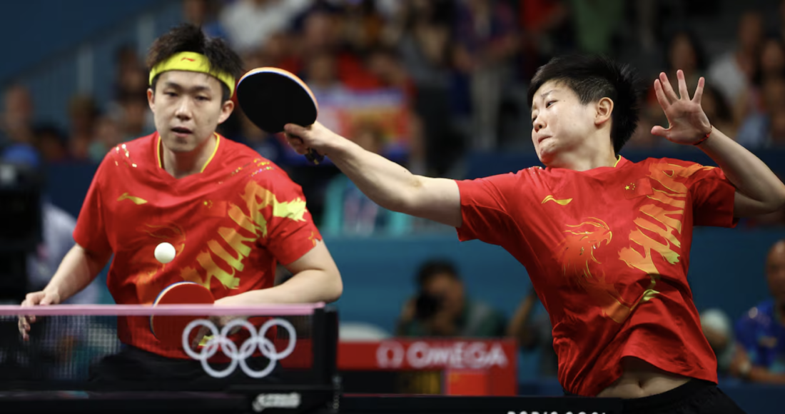 Su Yingsha (phải) và Wang Chuqin của Trung Quốc thi đấu chung kết bóng bàn đôi nam nữ Olympic Paris 2024. Ảnh: Reuters