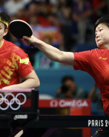 Su Yingsha (phải) và Wang Chuqin của Trung Quốc thi đấu chung kết bóng bàn đôi nam nữ Olympic Paris 2024. Ảnh: Reuters