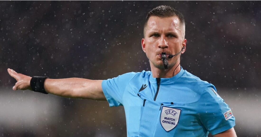 Trọng tài Frankowski khi làm nhiệm vụ trong một trận đấu thuộc UEFA.