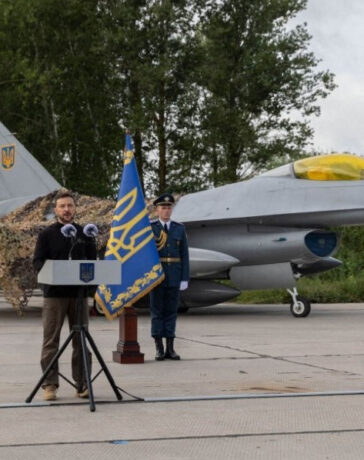 Ông Zelensky phát biểu trước tiêm kích F-16 trong ảnh công bố hôm 4/8. Ảnh: AFP
