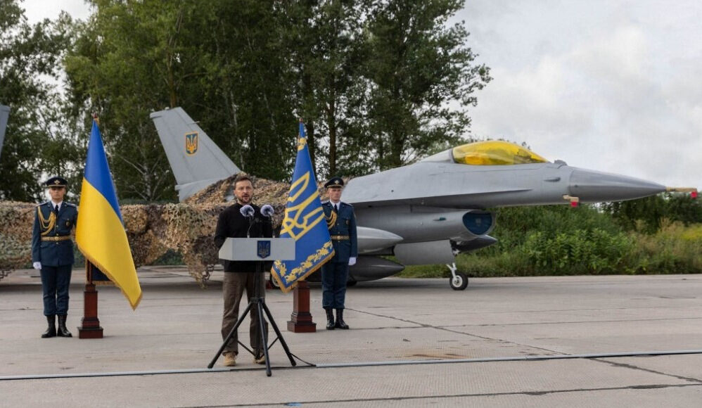 Ông Zelensky phát biểu trước tiêm kích F-16 trong ảnh công bố hôm 4/8. Ảnh: AFP