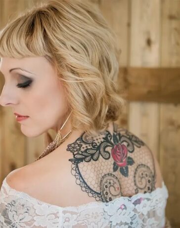 Nhiều cô dâu trẻ nói hối hận vì đã xăm hình. Ảnh minh họa: Kat Forsyth