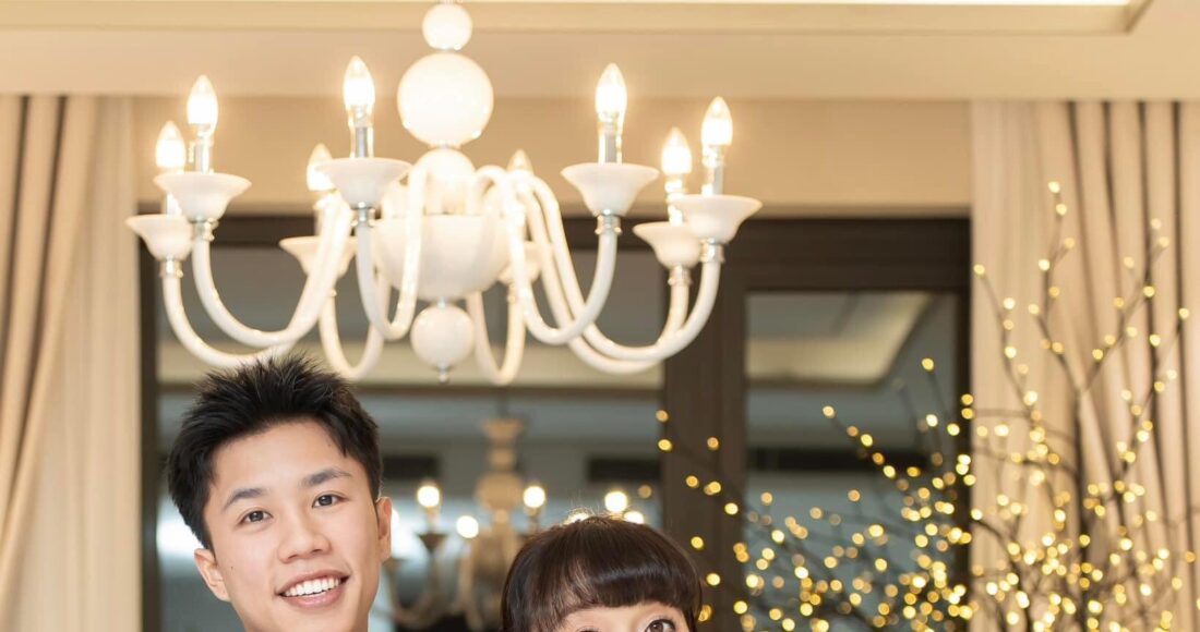 Nghệ sĩ Vân Dung bên con trai. Ảnh: Nhân vật cung cấp