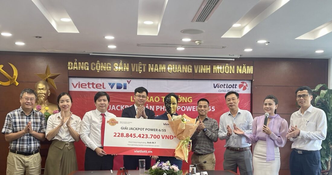 Buổi trao thưởng cho anh M.T hôm 15/8. Ảnh: Vietlott