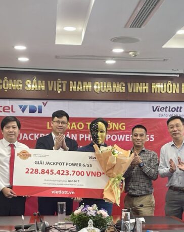 Buổi trao thưởng cho anh M.T hôm 15/8. Ảnh: Vietlott