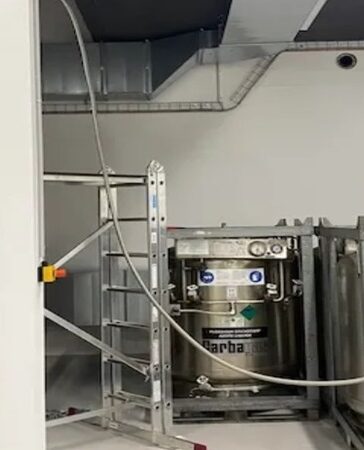 Thi thể bệnh nhân sẽ được lưu trữ trong bể chứa đầy nitrogen lỏng. Ảnh: Tomorrow Bio