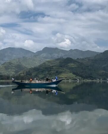 Hồ Kivu nằm vắt qua biên giới giữa Rwanda và Congo. Ảnh: AFP