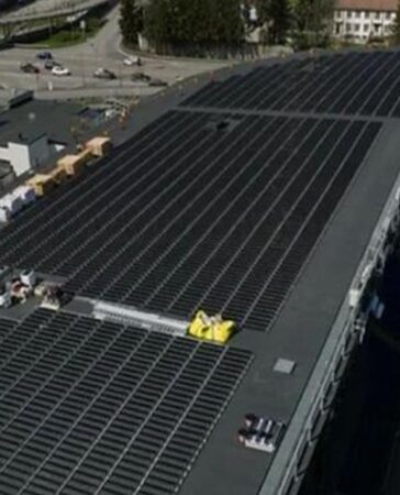 Hệ thống điện mặt trời áp mái trên sân vận động Ullevaal Stadion. Ảnh: Over Easy Solar