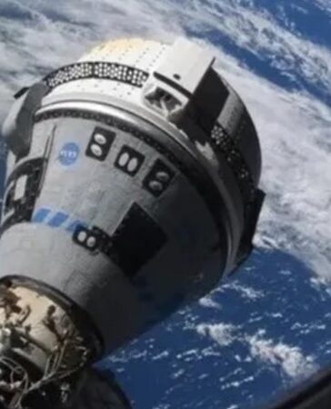 Tàu Starliner nhìn từ cửa sổ trên trạm ISS. Ảnh: NASA