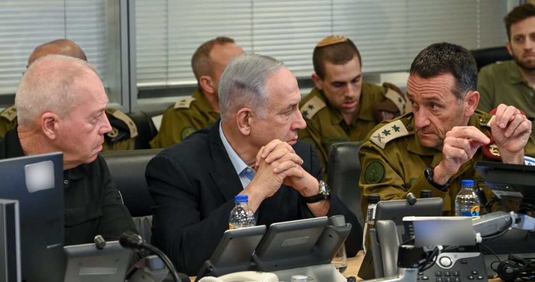 Thủ tướng Israel Netanyahu (giữa) cùng các quan chức an ninh tại Tel Aviv ngày 20/7. Ảnh: Bộ Quốc phòng Israel