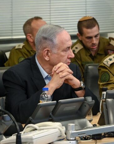 Thủ tướng Israel Netanyahu (giữa) cùng các quan chức an ninh tại Tel Aviv ngày 20/7. Ảnh: Bộ Quốc phòng Israel