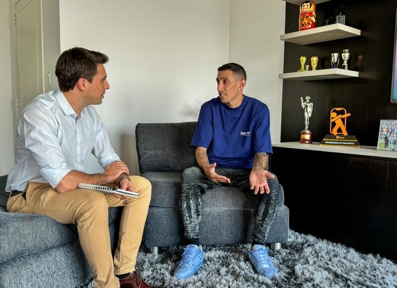 Di Maria (phải) trong cuộc trả lời phỏng vấn độc quyền với kênh Rosario 3. Ảnh: Rosario 3
