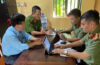 Công an huyện Thanh Chương làm việc với người vi phạm. Ảnh: Công an cung cấp