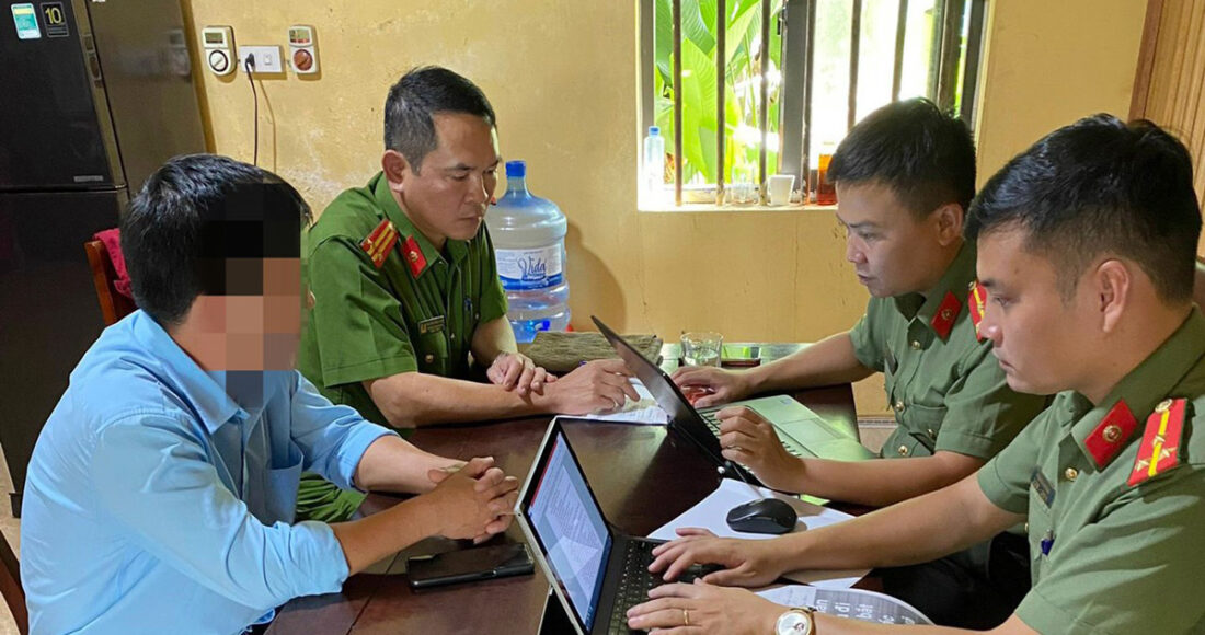 Công an huyện Thanh Chương làm việc với người vi phạm. Ảnh: Công an cung cấp