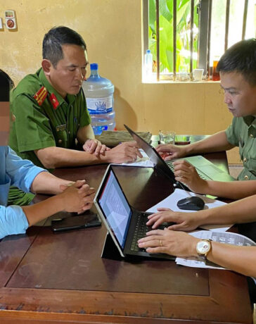 Công an huyện Thanh Chương làm việc với người vi phạm. Ảnh: Công an cung cấp
