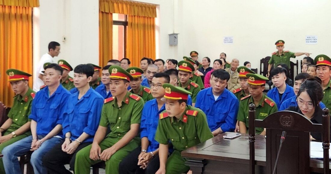 An, hàng đầu mang kính, tại phiên tòa ngày 25/7. Ảnh: Dương Đông