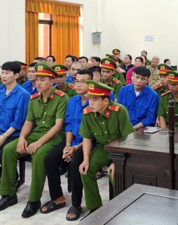 An, hàng đầu mang kính, tại phiên tòa ngày 25/7. Ảnh: Dương Đông
