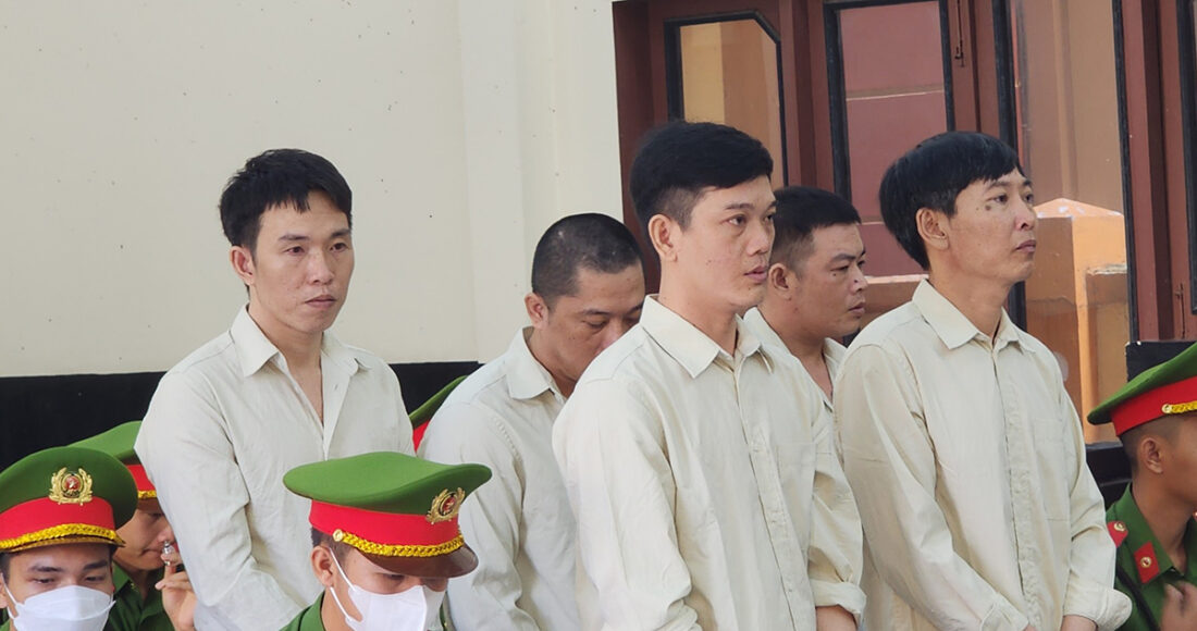 Sang cùng đồng phạm tại tòa. Ảnh: Nam An