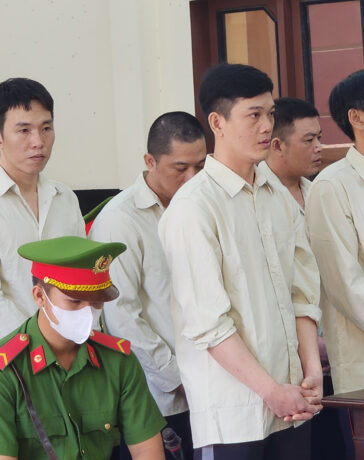 Sang cùng đồng phạm tại tòa. Ảnh: Nam An