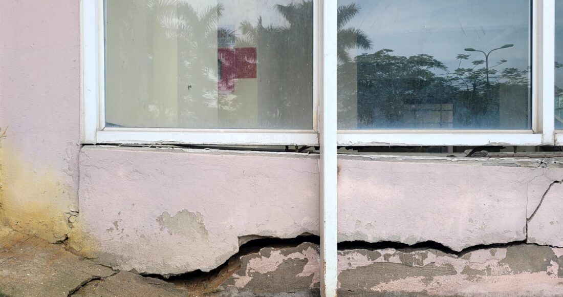 Nền tường tầng một nhà M4A chung cư 9 tầng Đông Khê bị nứt, tách khỏi móng. Ảnh: Lê Tân