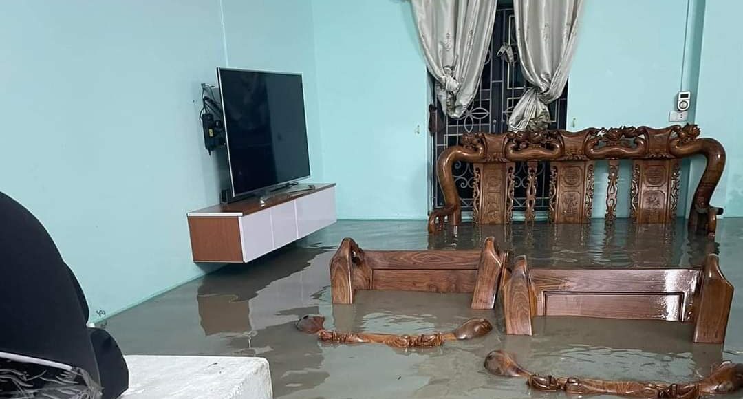 Mưa lớn khiến nước dâng ngập vào nhà dân ở phường Hà Khánh, TP Hạ Long. Ảnh Linh Em