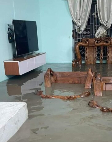 Mưa lớn khiến nước dâng ngập vào nhà dân ở phường Hà Khánh, TP Hạ Long. Ảnh Linh Em