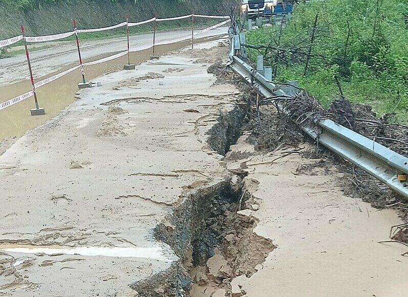 Đoạn quốc lộ 279 bị nứt nền đường. Ảnh: Sở GTVT Lai Châu.