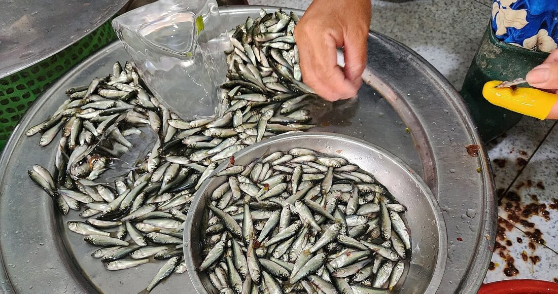 Cá linh non, tiểu thương chợ TP Cao Lãnh làm sẵn có giá 250.000 đồng mỗi kg. Ảnh: Ngọc Tài