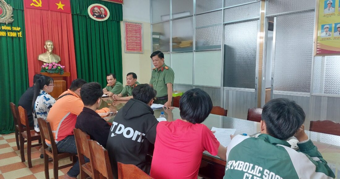 Nhóm học sinh, sinh viên bị xử phạt do hành vi bán tài khoản ngân hàng. Ảnh: Thanh Thảo