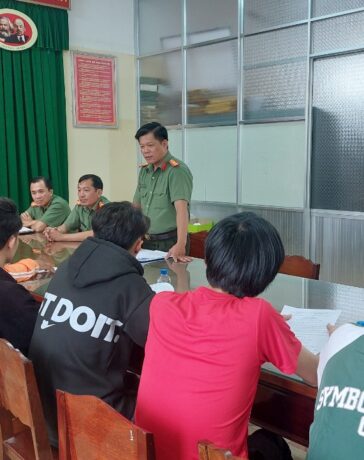 Nhóm học sinh, sinh viên bị xử phạt do hành vi bán tài khoản ngân hàng. Ảnh: Thanh Thảo