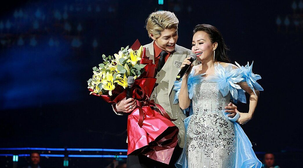 Noo Phước Thịnh thân thiết với Cẩm Ly trên sân khấu. Ảnh: Lý Võ Phú Hưng