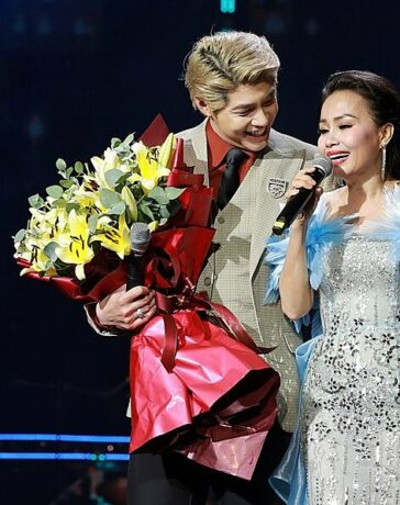 Noo Phước Thịnh thân thiết với Cẩm Ly trên sân khấu. Ảnh: Lý Võ Phú Hưng