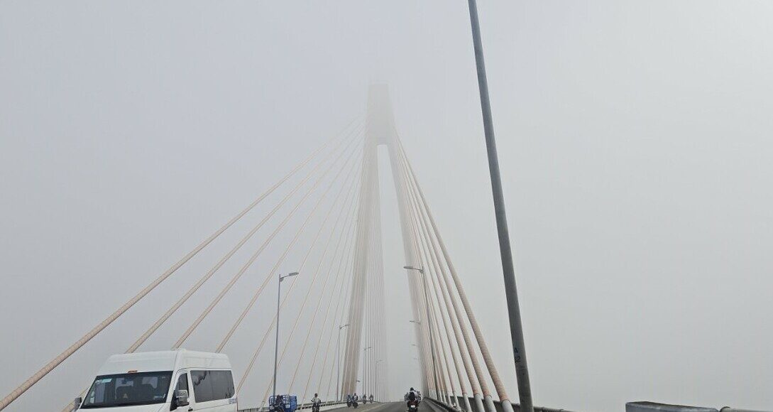 Sương mù hạn chế tầm nhìn trên cầu Rạch Miễu nối Tiền Giang và Bến Tre. Ảnh: Nam An