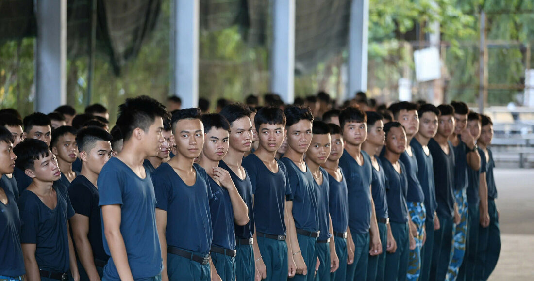 Các chiến sĩ tập hợp nghe phổ biến thông tin giải đấu. Ảnh: Đức Đồng