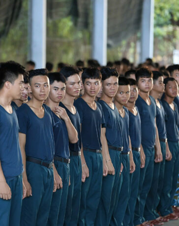 Các chiến sĩ tập hợp nghe phổ biến thông tin giải đấu. Ảnh: Đức Đồng