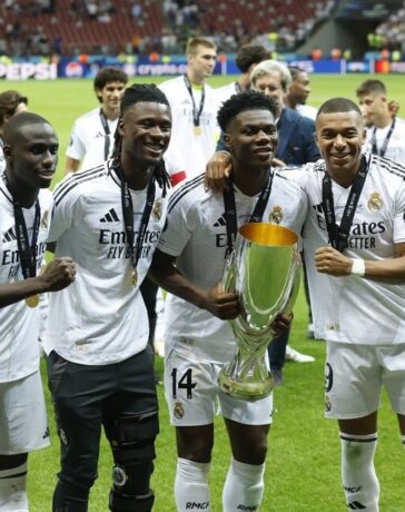 Mbappe (phải) cùng các đồng đội người Pháp mừng Siêu Cup châu Âu vừa đoạt được cùng Real sau trận thắng  Atalanta 2-0 trên sân Warsaw, Ba Lan ngày 14/8. Ảnh: AS