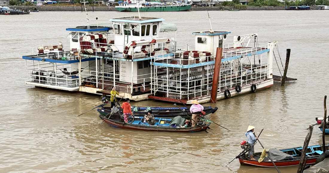 Ba chiếc phà ngưng chạy, trong khi nhiều xuồng nhỏ đưa rước khách qua lại sông Cần Thơ. Ảnh: An Bình